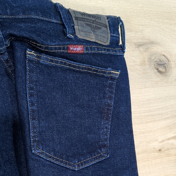 Wrangler Men's Dark Blue Relaxed Jeans - Picture 6 of 6